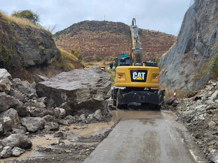 Се пренасочува патот Крива Паланка-Куманово, екипи на Македонија пат работат на терен