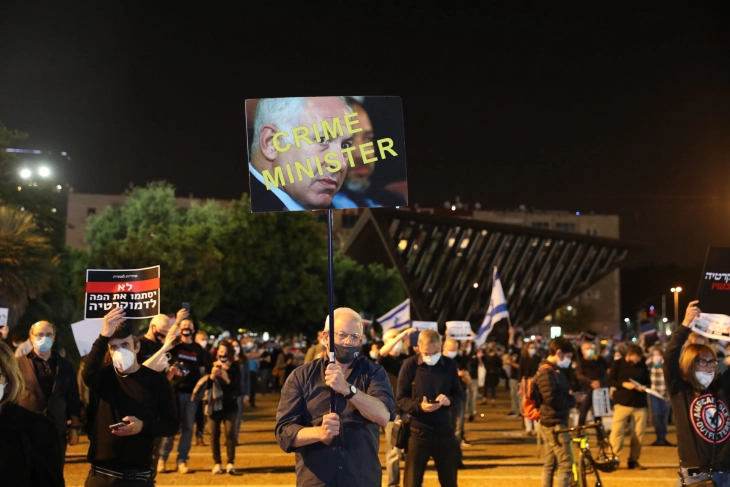 Protesters in front of Netanyahu's home call on him to resign