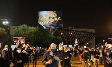 Protesters in front of Netanyahu's home call on him to resign