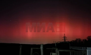 Поларна светлина на ноќното небо над Украина и Русија