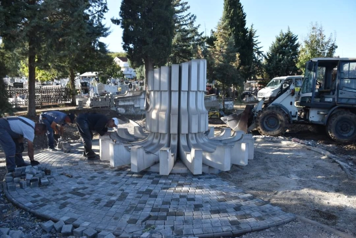 Споменикот на Гешовски, прва жртва при распад на Југославија се поместува пред гробовите на великаните 