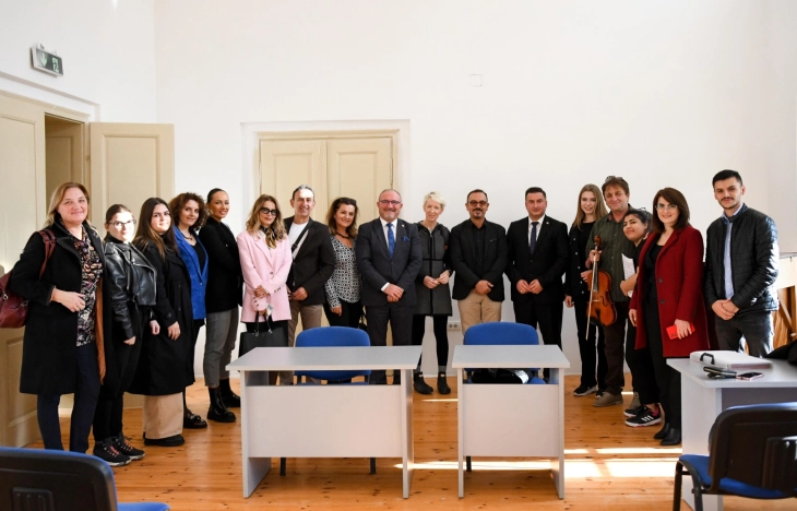 Drejtuesit e Universitetit të Tetovës i vizituan hapësirat e reja të Fakultetit të Arteve