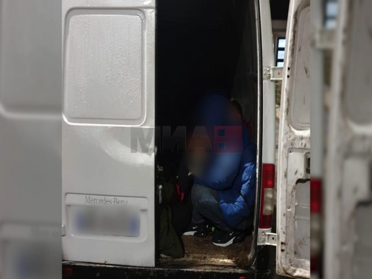 Приведен скопјанец, во неговото возило пронајдени девет лица од Сирија  