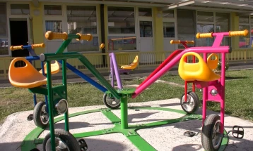 Бугарската амбасада донираше реквизити и играчки на штипската градинка „Астибо“