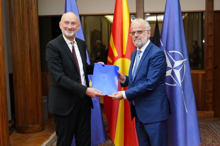 Ambassador Geer hands over EC Progress Report to Speaker Xhaferi