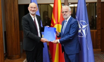 Ambassador Geer hands over EC Progress Report to Speaker Xhaferi