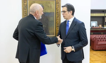 Ambassador Geer hands over EC Progress Report to President Pendarovski