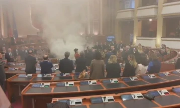 Përsëri kaos në Parlamentin e Shqipërisë