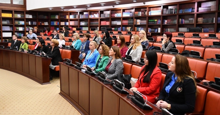 Klubi i deputeteve: Çështjet gjinore fillojnë me partitë politike