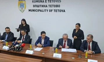 U nënshkrua marrëveshja me të cilën grumbullimin e mbeturinave në Tetovë  e mori një kompani e huaj private