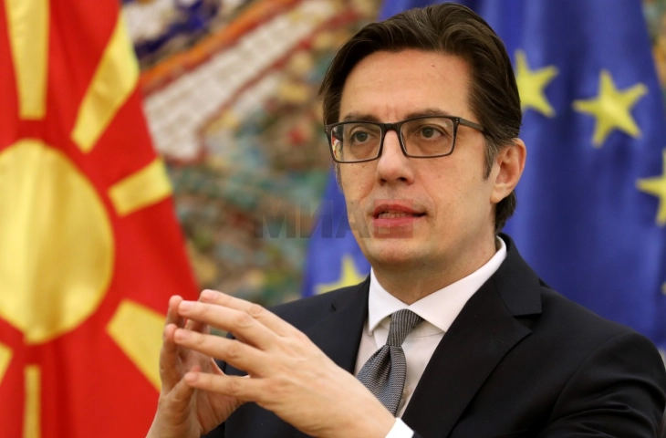 Pendarovski: Nuk duhet të ketë etiketime, diskreditim dhe përpjekje për rregullimin e gazetarëve dhe mediave