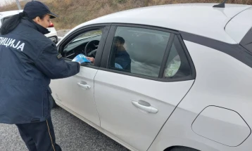 Полициските службеници со летоци ги информираа возачите за задолжителна зимска опрема