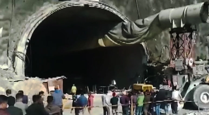 Најмалку 40 работници заробени во урнат тунел во Индија