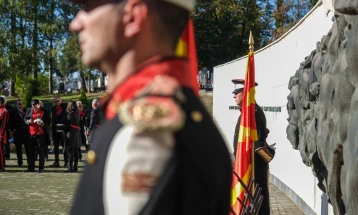 Владина делегација положи цвеќе по повод Денот на ослободувањето на Скопје