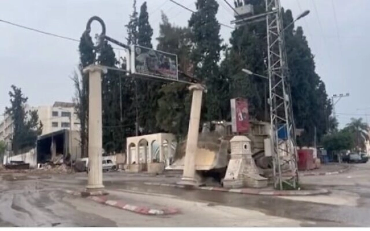 ИДФ со булдожер го урнаа споменикот на Јасер Арафат во бегалскиот камп Тулкарем на Западниот Брег