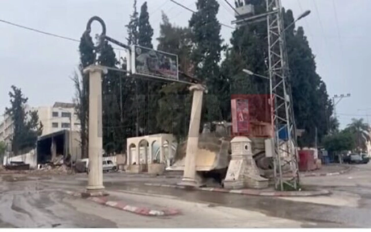 IDF me buldozer rrëzoi monumentin e Jaser Arafatit  në kampin e refugjatëve Tulkarem ë Bregun Perëndimor