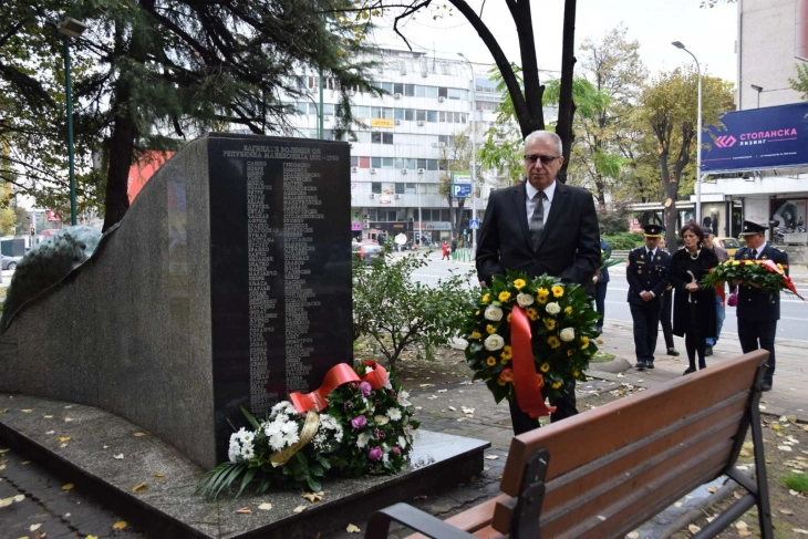 Оддадена почит пред споменикот на  загинатите припадници на поранешна ЈНА кои потекнуваа од државава