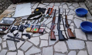Bastisje në Manastir dhe Resnjë, janë gjetur armë dhe municion (FOTO)