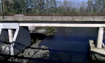 Kërkohet zgjidhje për shtyllën e plasaritur të urës Cërna, qarkullimi hekurudhor afër Stobit ende në ndërprerje