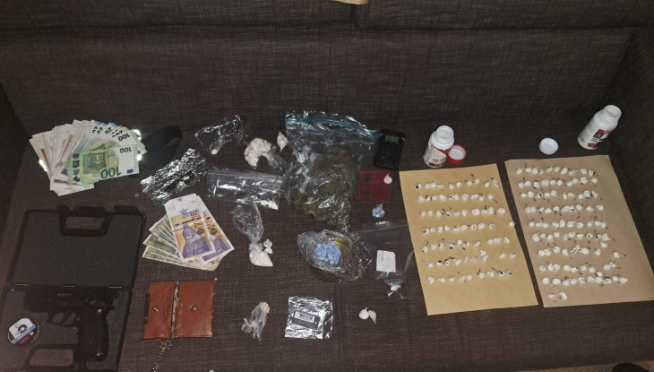 Претрес во Скопје, пронајдени амфетамин, марихуана и пиштол
