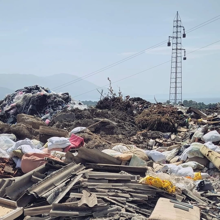 „Охрид СОС“: Опасен отпад од азбест оставен на отворено во дивата депонија „Мауцкер“ кај Охрид