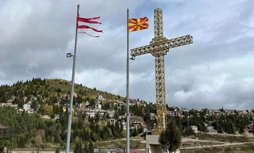Реакции на политички партии и Општина Тетово за поставениот крст на црковниот имот на Попова Шапка 