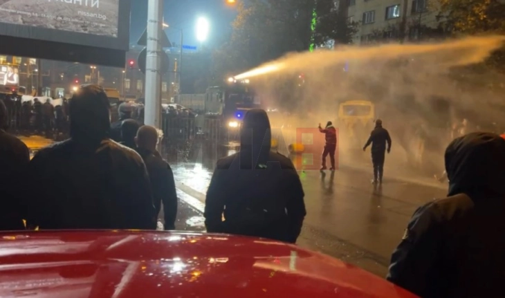 Најмалку 12 повредени во судири меѓу навивачи и полиција во Софија