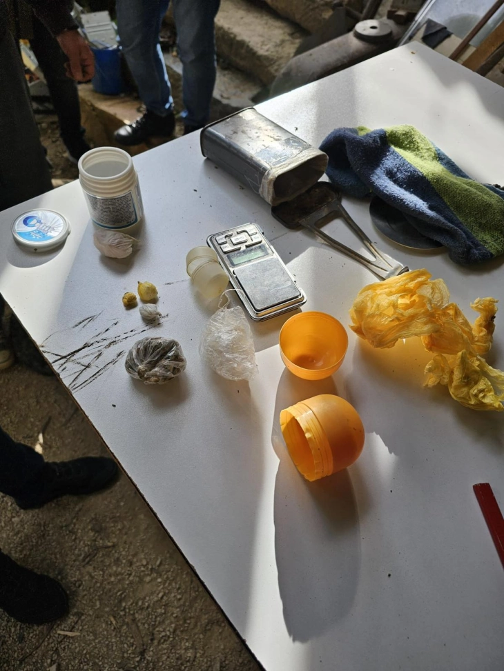 Приведен дилер, претрес во скопско Чучер Сандево, пронајдени амфетамин, марихуана, масло од канабис