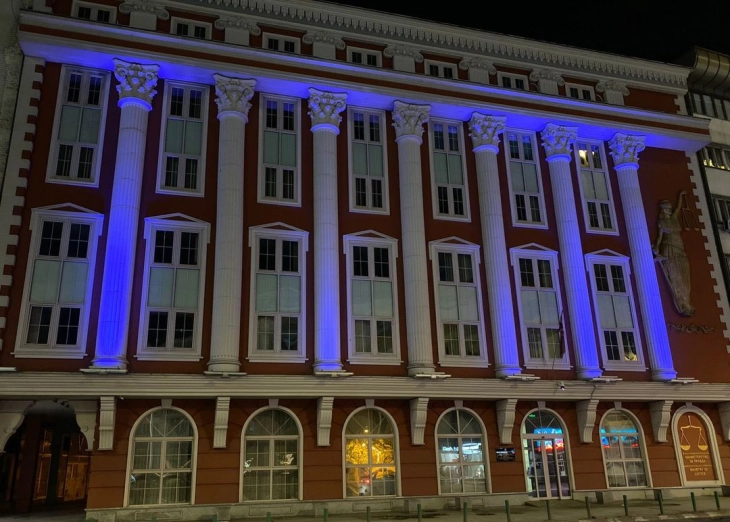 Министерството за правда осветлено во сина боја во пресрет на Светскиот ден на детето