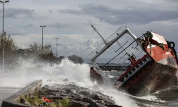 Потона турски товарен брод со 12 членови на екипажот