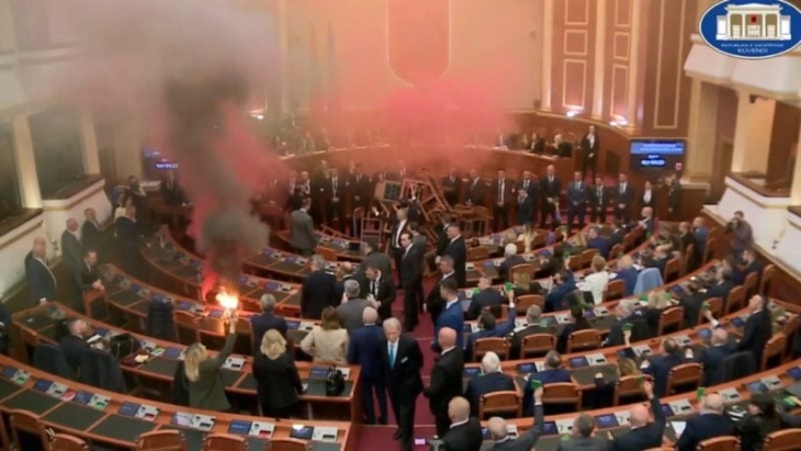 Хаос и на денешната пленарна седница на албанскиот Парламент, на чиј дневен ред е Нацрт-буџетот за 2024 година