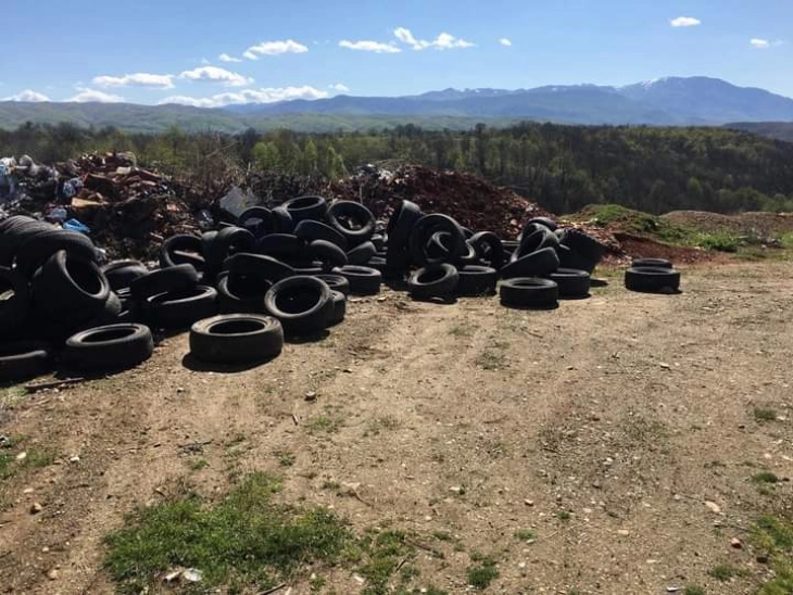 Општина Дебар апелира да не се оставаат стари гуми од возила на несоодветно место