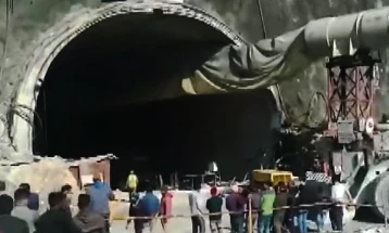 Објавена снимка од работниците затрупани при уривање тунел во изградба во Индија