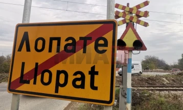 Жителите на кумановско Лопате бараат соодветна сигнализација на железничкиот премин