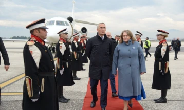 Столтенберг пристигна во Скопје, на меѓународниот аеродром го пречека министерката Петровска