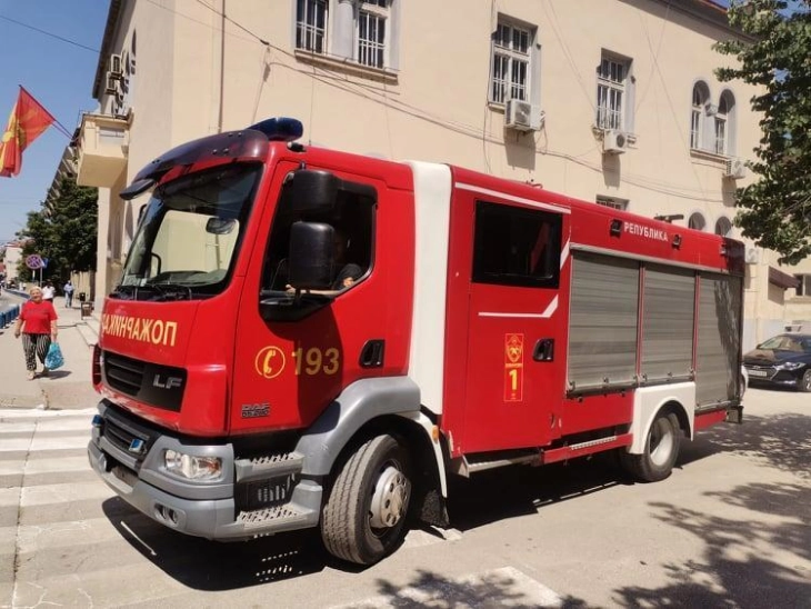 Екипа на кумановската противпожарна единица учествува во гасењето на пожарот во фабриката во Tетовско