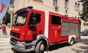 Екипа на кумановската противпожарна единица учествува во гасењето на пожарот во фабриката во Tетовско