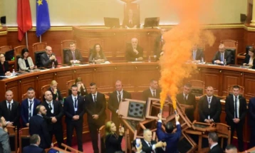 Поради насилното однесување казнети 4  албански пратеници