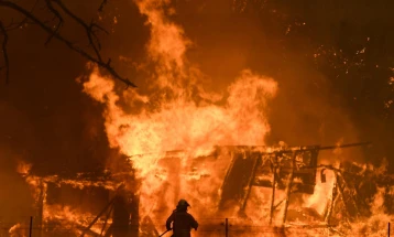 Десетици жители се евакуирани во пожар кој се шири во Перт, Западна Австралија