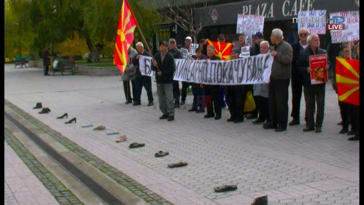 Светиниколските пензионери протестираа на плоштадот со старите чевли