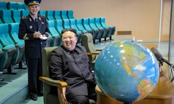 Ким ги прегледа фотографиите од севернокорејскиот шпионски сателит
