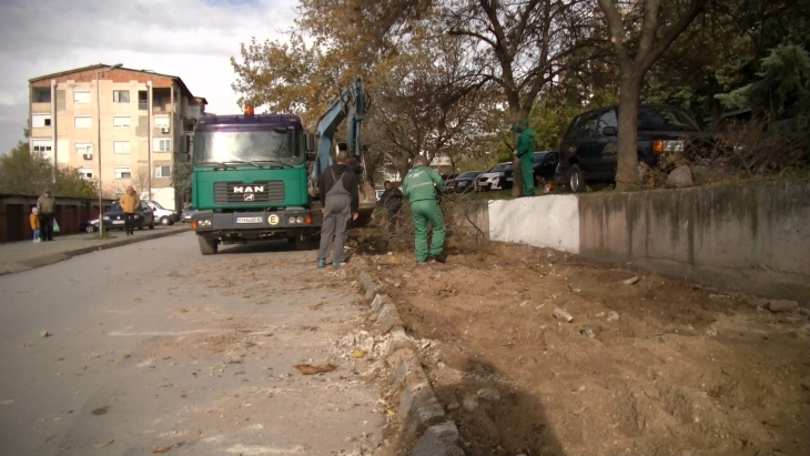 Во штипската населба Осми Ноември се реконструираат тротоари и влезови на станбени згради