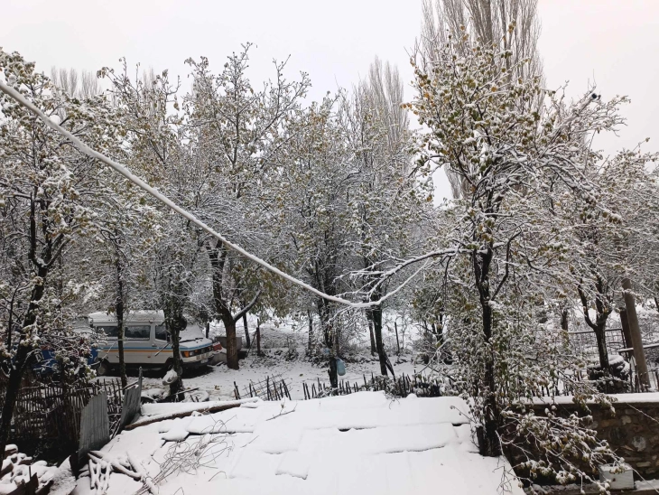 Снегот го отежна одвивањето на сообраќајот во Голо Брдо и Гора, каде неколку села се без електрична енергија