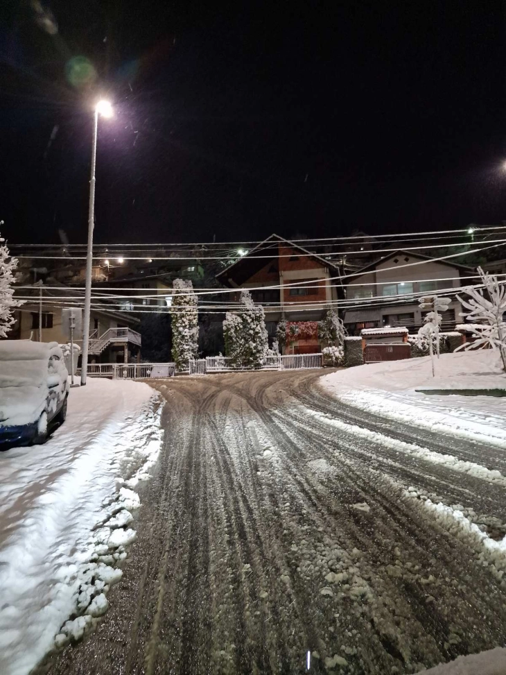 Интензивно паѓа снег во Крива Паланка, службите се на терен, забрана за движење товарни возила кон Деве Баир