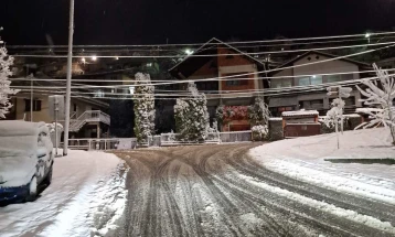 Интензивно паѓа снег во Крива Паланка, службите се на терен, забрана за движење товарни возила кон Деве Баир