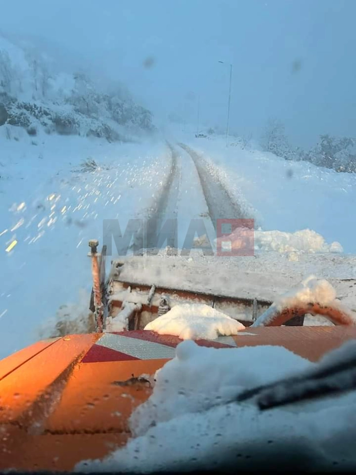 Поради снегот  забрана за движење на тешки товарни возила на повеќе патни правци