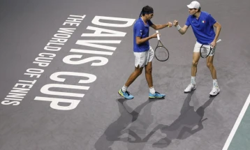 Sinner stuns Djokovic to send Italy through to Davis Cup final