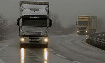 Hiqet ndalesa për kamionë në rrugën Mavrovë - Dibër, lirohet komunikacioni në të dy drejtimet