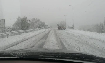 Обилниот снег го отежна сообраќајот во Романија и Молдавија