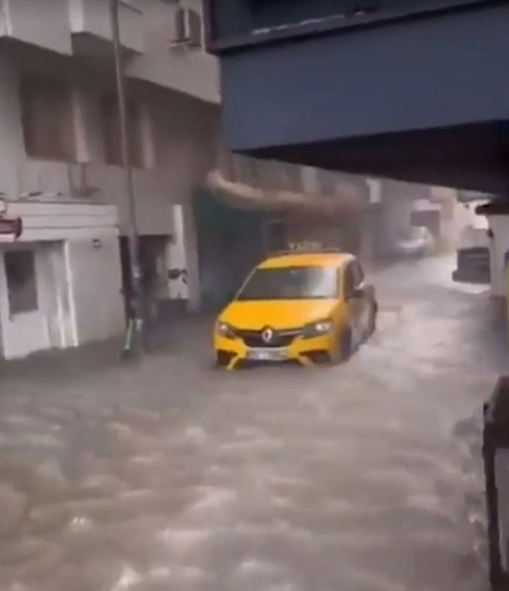 Бурата што ја погоди западна Турција предизвика поплави во Измир